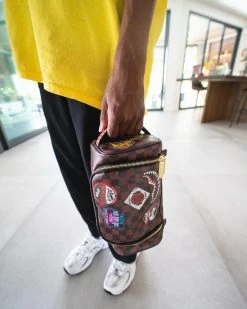 SPRAYGROUND® GLOBAL MOGUL TOILETRY BAG 30 SPRAYGROUND® GLOBAL MOGUL TOILETRY BAG