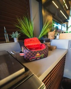 SPRAYGROUND® GLOBAL MOGUL TOILETRY BAG 31 SPRAYGROUND® GLOBAL MOGUL TOILETRY BAG