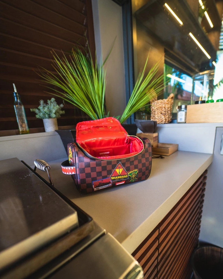 SPRAYGROUND® GLOBAL MOGUL TOILETRY BAG 17 SPRAYGROUND® GLOBAL MOGUL TOILETRY BAG