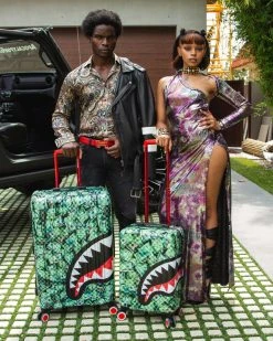 SPRAYGROUND® MAMA I MADE IT SHARKITECTURE HARDSHELL FULL-SIZE LUGGAGE 26 SPRAYGROUND® MAMA I MADE IT SHARKITECTURE HARDSHELL FULL-SIZE LUGGAGE