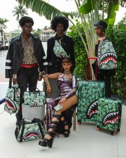 SPRAYGROUND® MAMA I MADE IT SHARKITECTURE HARDSHELL FULL-SIZE LUGGAGE 28 SPRAYGROUND® MAMA I MADE IT SHARKITECTURE HARDSHELL FULL-SIZE LUGGAGE