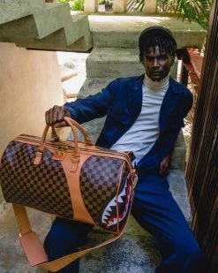 SPRAYGROUND® HENNY AIR TO THE THRONE DUFFLE BAGS 19 SPRAYGROUND® HENNY AIR TO THE THRONE DUFFLE BAGS