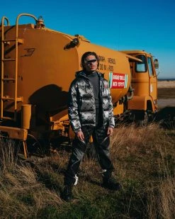 SPRAYGROUND® MONEYGRAM PUFFER JACKET (PLATINUM) APPAREL+GEAR