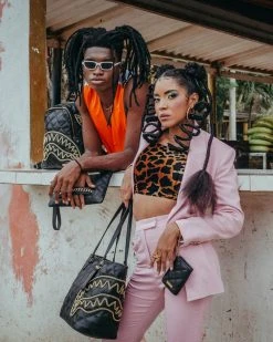 SPRAYGROUND® BAGS NOIR QUILT GOLD CHAIN SHARK TOTE 26 SPRAYGROUND® BAGS NOIR QUILT GOLD CHAIN SHARK TOTE